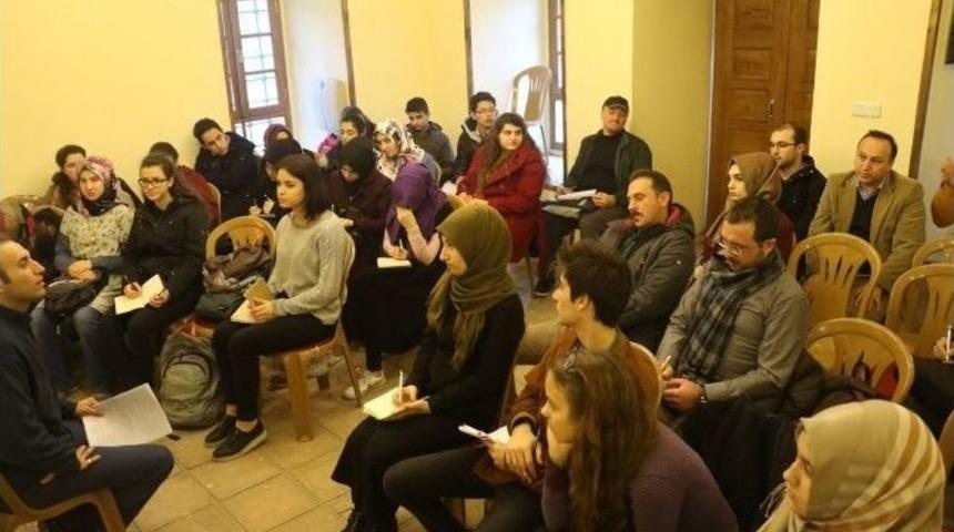 Emrah Ayhan: "aklımıza Ve G&ouml;nl&uuml;m&uuml;ze Vurulan Kilitleri Kırmalıyız"