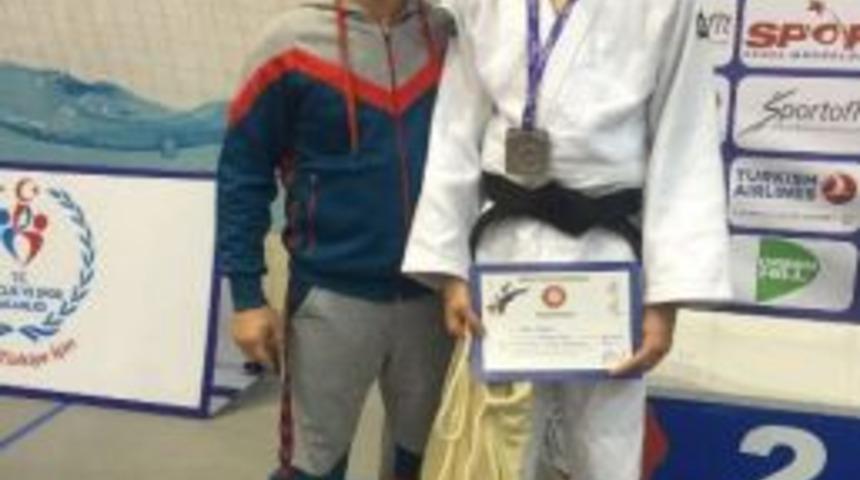 Milli Takımda 3 D&uuml;zceli