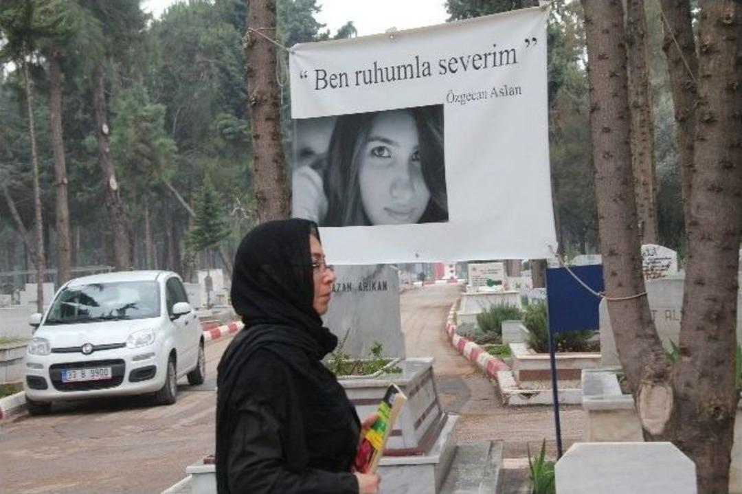 &Ouml;zgecan Aslan Mezarı Başında Anıldı