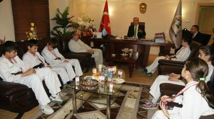 Başkan Akcan&rsquo;dan Başarılı Karatecilere &Ouml;d&uuml;l