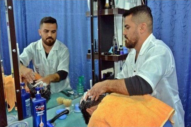 Kendi Sa&ccedil;ını Tıraş Edebilen Berber Herkesi Şaşırtıyor 1