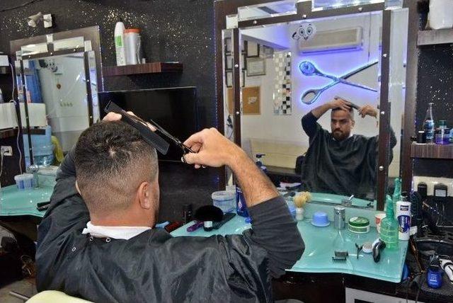 Kendi Sa&ccedil;ını Tıraş Edebilen Berber Herkesi Şaşırtıyor 3