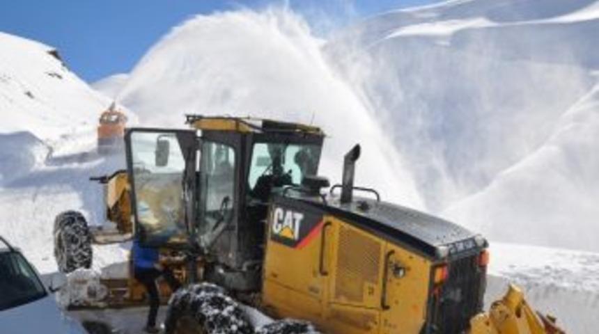 Hakkari&rsquo;de K&ouml;y Yolları Yeniden Ulaşıma A&ccedil;ıldı