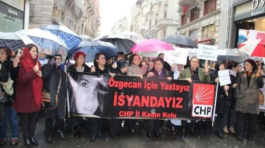 Chp&rsquo;li Kadınlar Yağmur Altında &Ouml;zgecan Aslan İ&ccedil;in Y&uuml;r&uuml;d&uuml;