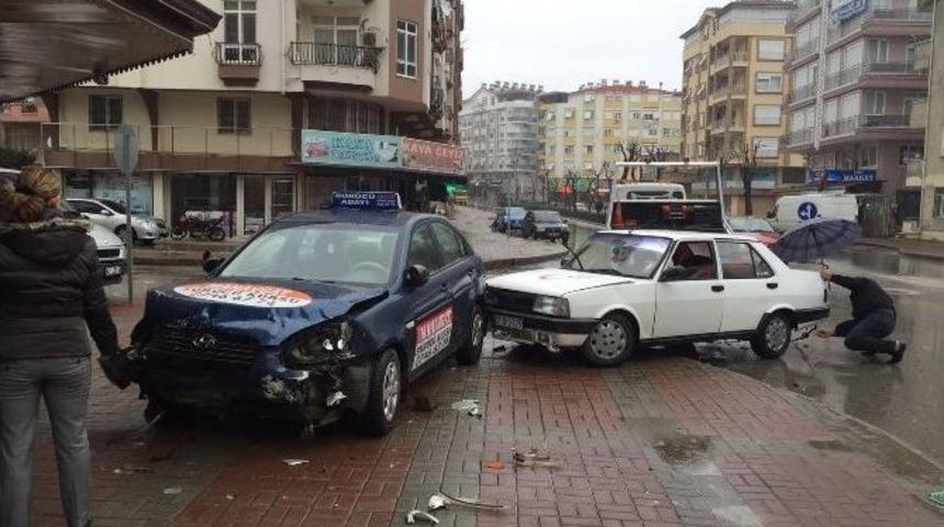 Manavgat&rsquo;ta Trafik Kazası: 3 Yaralı