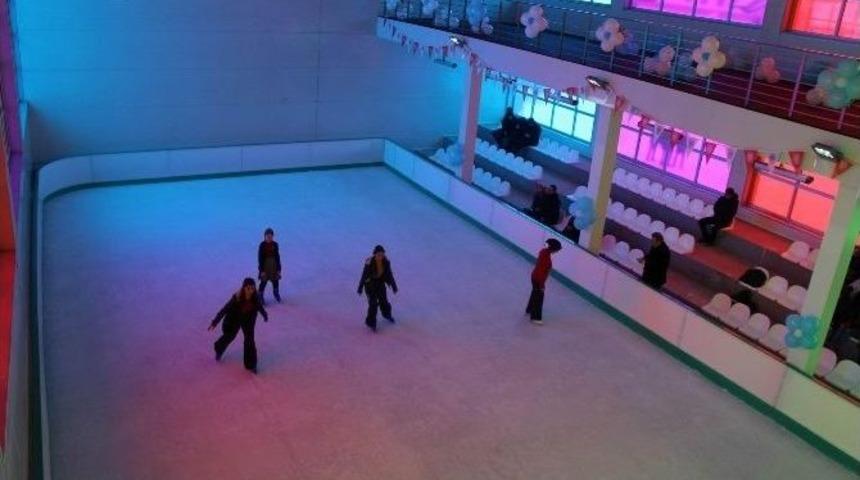 Yıldız Dağı&rsquo;nda Buz Patenine Vatandaşlardan Yoğun İlgi