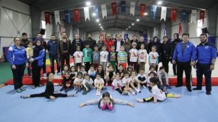 Minik Jimnastik&ccedil;iler Sıkı &Ccedil;alışıyor