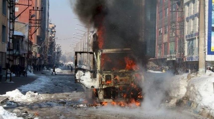 Y&uuml;ksekova&rsquo;da Atm Taşıyan Bir Kamyonet Ateşe Verildi
