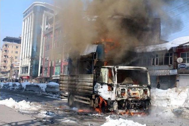 Yüksekova’da Atm Taşıyan Bir Kamyonet Ateşe Verildi