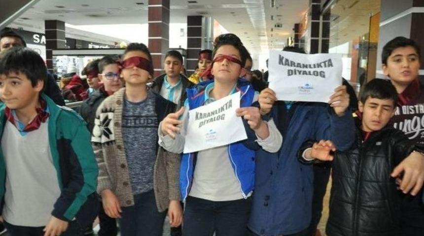 Tatvan&rsquo;da &Ouml;ğrencilere &ldquo;karanlıkta Diyalog&rdquo; Y&uuml;r&uuml;y&uuml;ş&uuml;
