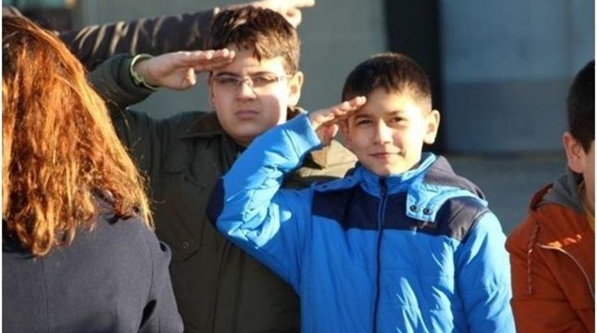 &Ouml;ğrenciler Askeri Helikopter Ve U&ccedil;akları İnceledi