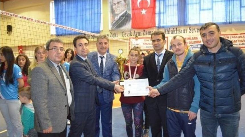 Voleybol M&uuml;sabakaları Sonunda &Ouml;d&uuml;l T&ouml;reni D&uuml;zenlendi