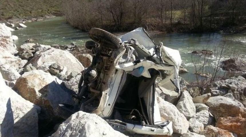 Otomobil U&ccedil;uruma Yuvarlandı: 1 Yaralı