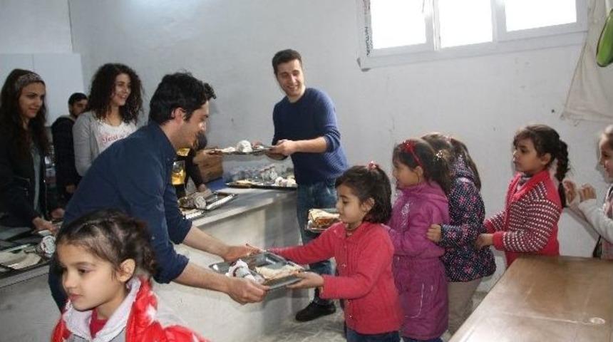 &Uuml;niversite &Ouml;ğrencilerinden Suriyeli Yetimlere Yemek