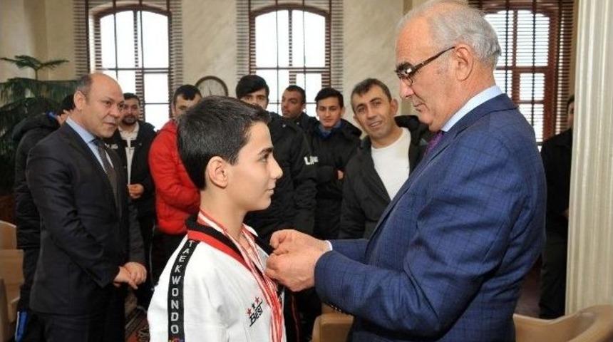 Başkan Yılmaz, Başarılı Judocuları &Ouml;d&uuml;llendirdi