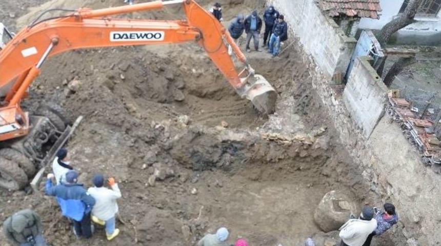 Altın Olduğu İddiaları Ayyuka &Ccedil;ıkınca Arsada Kazı Yapıldı