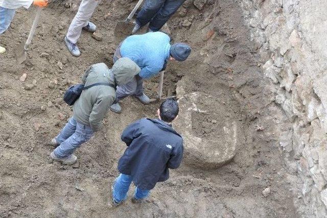 Altın Olduğu İddiaları Ayyuka Çıkınca Arsada Kazı Yapıldı