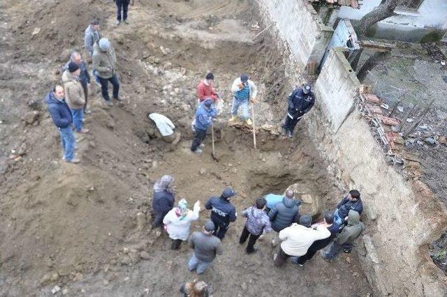 Altın Olduğu İddiaları Ayyuka Çıkınca Arsada Kazı Yapıldı