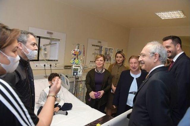 Kılıçdaroğlu, Minik Hayranını Ziyaret Etti