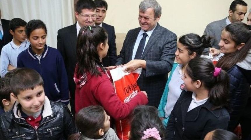 Merkezefendi&rsquo;de Bin &Ouml;ğrenciye Mont Ve Ayakkabı