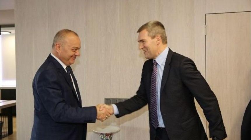 Başkan Erg&uuml;n&rsquo;e Troleyb&uuml;s Sunumu