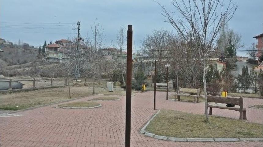G&ouml;lbaşı&rsquo;ndaki İki Parkın Lambaları Kırıldı