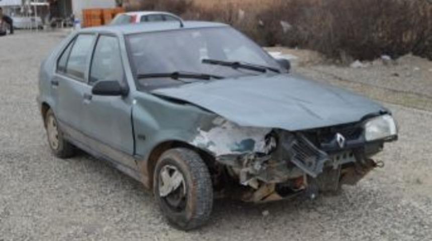 Besni İl&ccedil;esinde Trafik Kazası: 2 Yaralı