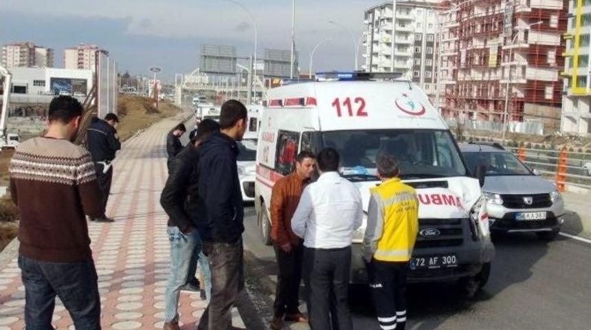 Ambulans Otomobille &Ccedil;arpıştı: 2 Yaralı