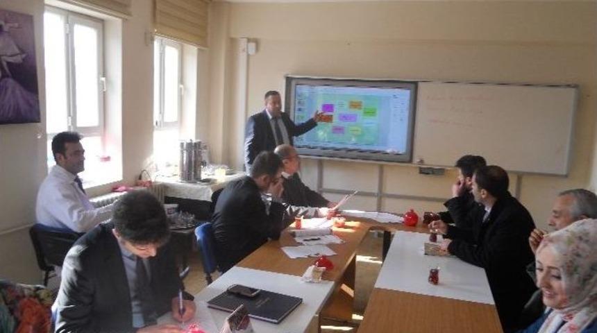 G&ouml;lbaşı İl&ccedil;esinde &Ouml;ğretmenlere Yeterlilik Semineri Verildi