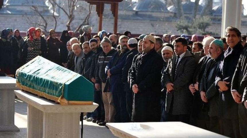 Fatih&rsquo;te &Ccedil;ıkan Yangında Hayatını Kaybeden Gen&ccedil; Kız Toprağa Verildi