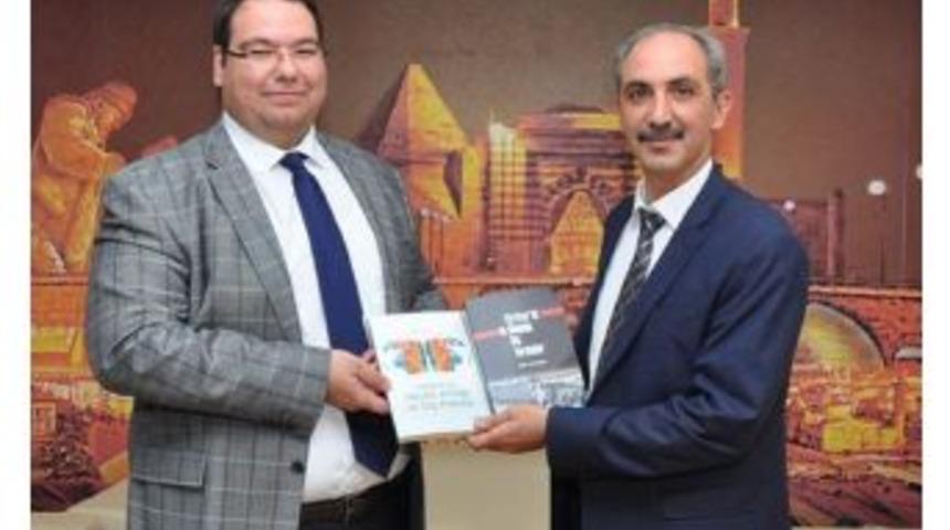 Ae&uuml; Dekan Yardımcısı Yrd. Do&ccedil;. Dr. Erman Akıllı Yeni Kitabını &Ccedil;ıkarttı