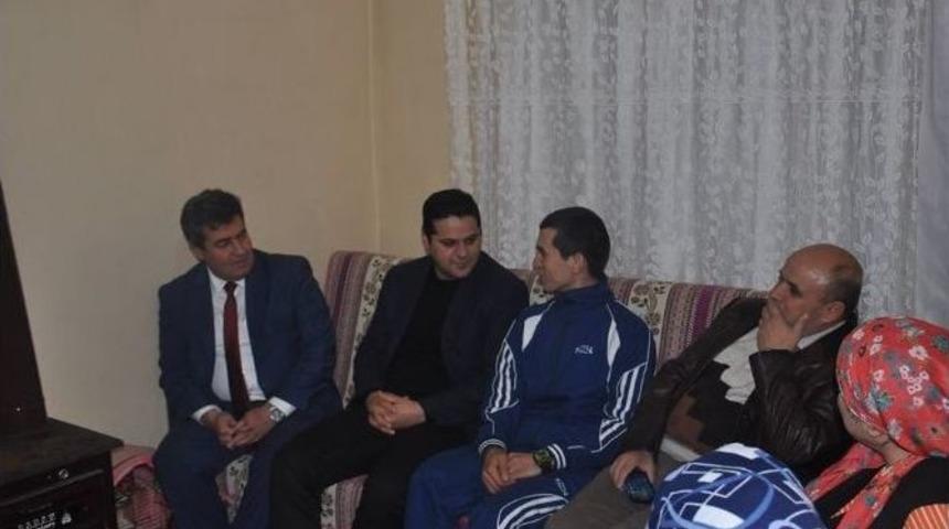 Buharkent Kaymakamı &Ouml;zt&uuml;rk&rsquo;ten Yaralı Askere Ziyaret