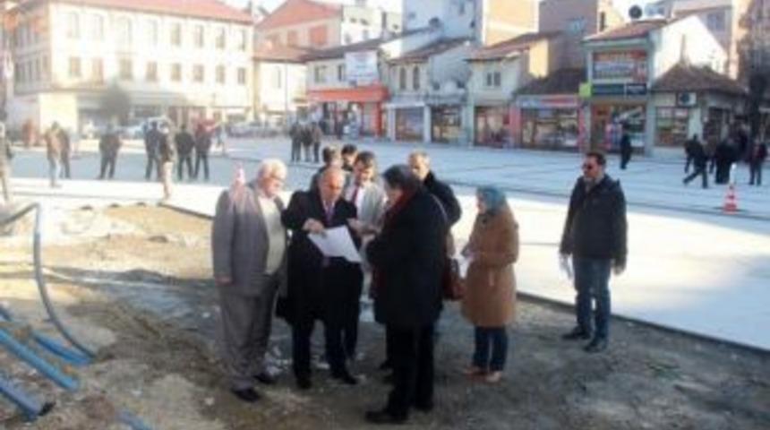 Cumhuriyet Meydanı Anıt &Ccedil;alışması Devam Ediyor