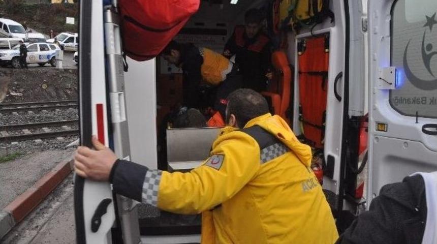 Babasını &Ouml;ld&uuml;r&uuml;p 3 Kişiyi Yaralayan Gencin Kendini Vurma Anı Kameraya Yansıdı