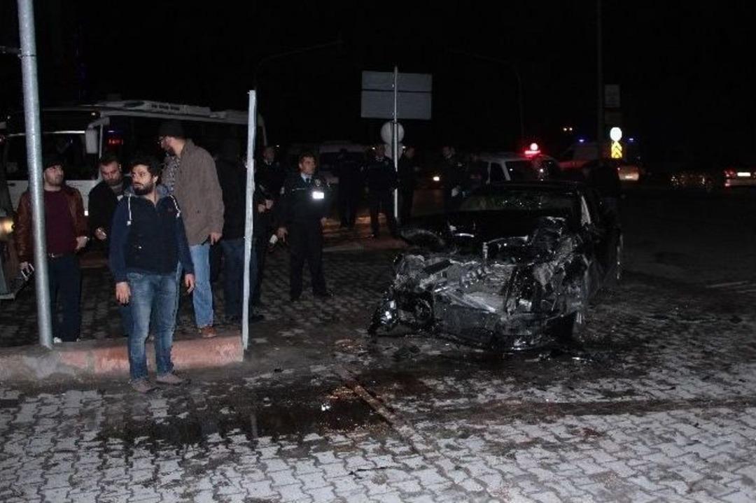 Zırhlı Polis Aracıyla Otomobil &Ccedil;arpıştı: 6 Yaralı