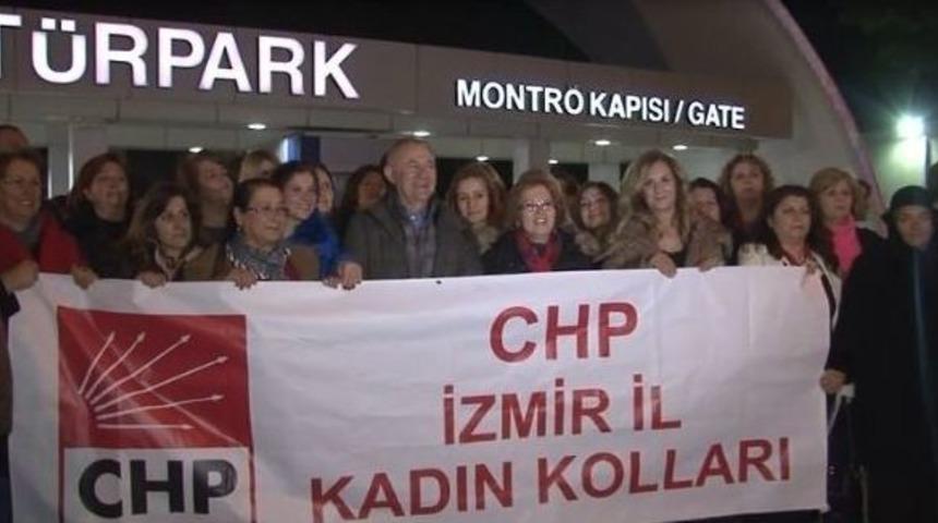 &Ouml;zgecan, İzmir&rsquo;de &Ouml;l&uuml;m&uuml;n&uuml;n Birinci Yıld&ouml;n&uuml;m&uuml;nde Anıldı