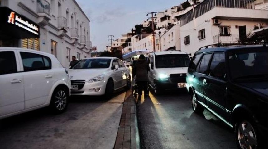 Kaldırım Ara&ccedil;larla Dolunca Bebek Arabasıyla Trafikten İlerledi