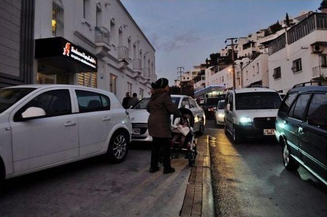 Kaldırım Araçlarla Dolunca Bebek Arabasıyla Trafikten İlerledi