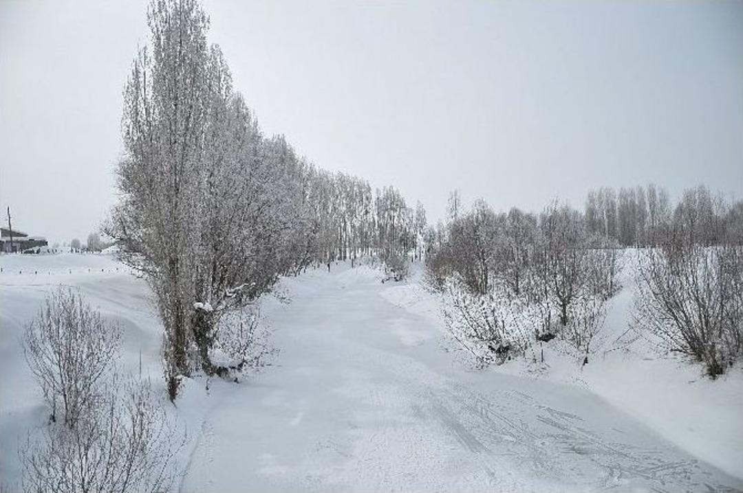 (&ouml;zel Haber) - Buz Tutan Derelerde &Ccedil;ocukların Oyun Keyfi
