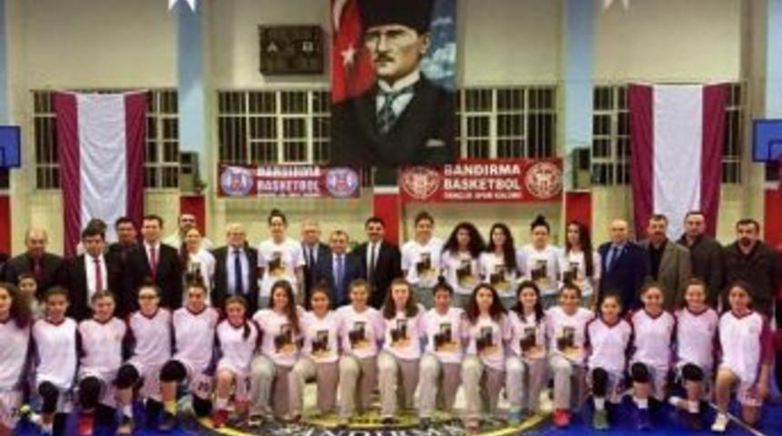 Bandırma Basketbol Kupaları M&uuml;zesine G&ouml;t&uuml;rd&uuml;