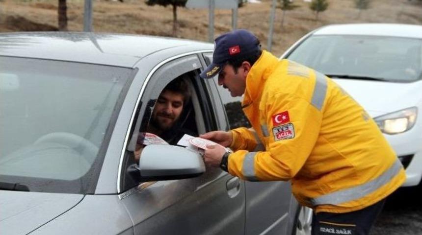 Sağlık&ccedil;ılardan S&uuml;r&uuml;c&uuml;lere Sıcak &Ccedil;orba İkramı