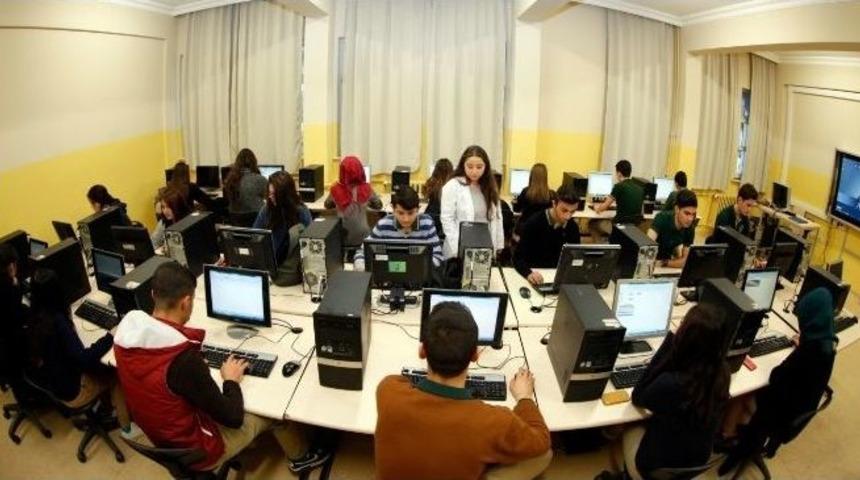 K&uuml;&ccedil;&uuml;k&ccedil;ekmece Belediyesi&rsquo;nden Okullara Bilgisayar Desteği