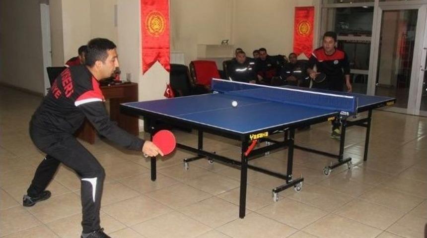 İtfaiyeciler H&uuml;nerlerini Masa Tenisi Turnuvasında G&ouml;sterdi