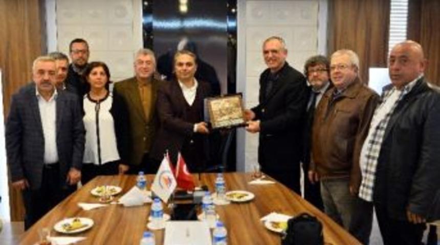 Eski Antalyalılar&rsquo;dan Uysal&rsquo;a Plaket