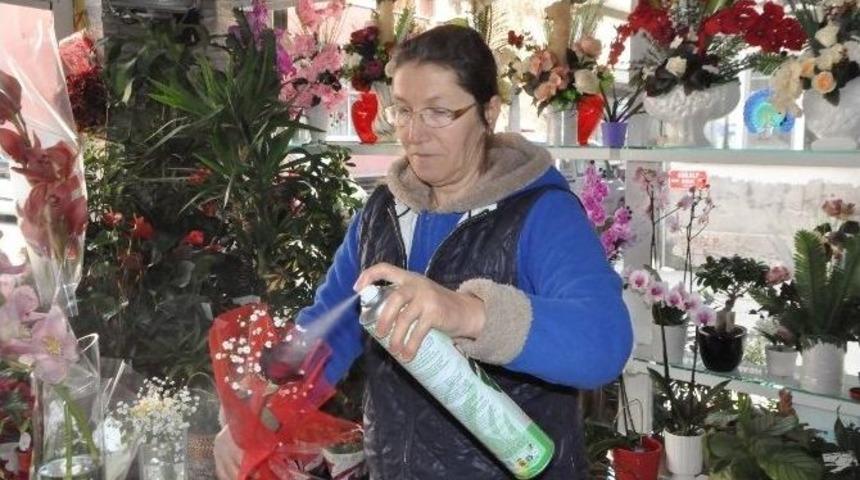 (&ouml;zel Haber) &Ccedil;i&ccedil;ek&ccedil;iler Ve Kuyumcular Sevgililer G&uuml;n&uuml;&rsquo;n&uuml; D&ouml;rt G&ouml;zle Bekliyor