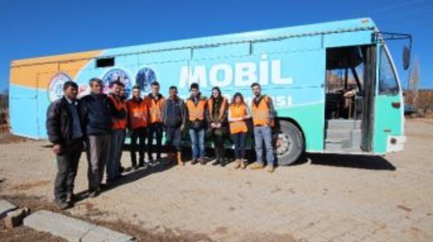 &Ouml;ğrencilerden Mobil Giyim Mağazasına Destek