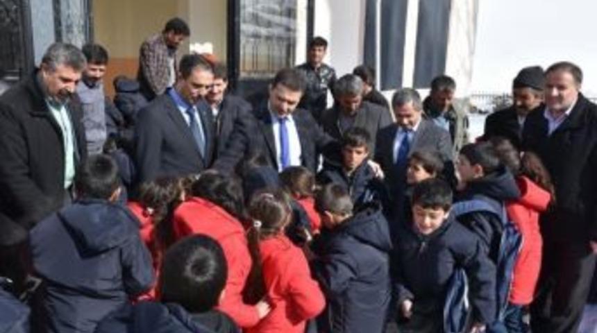 K&ouml;pr&uuml;k&ouml;y Kaymakamlığı 224 &Ouml;ğrenciye Yardımda Bulundu