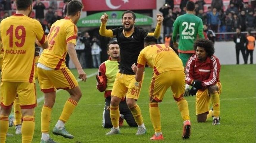 Zeki Yavru, Kariyerinde İlk Kez Avni Aker&rsquo;e Rakip Takım Forması İle &Ccedil;ıkacak