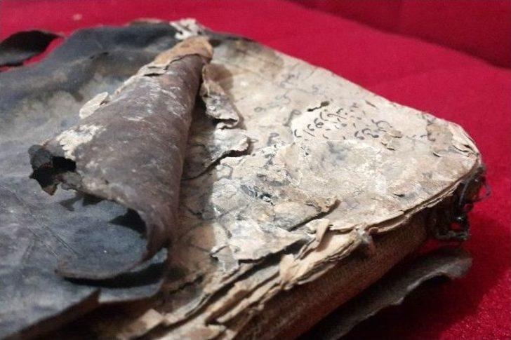 370 Yıllık El Yazması Kitabı Müze’ye Hediye Etti G2