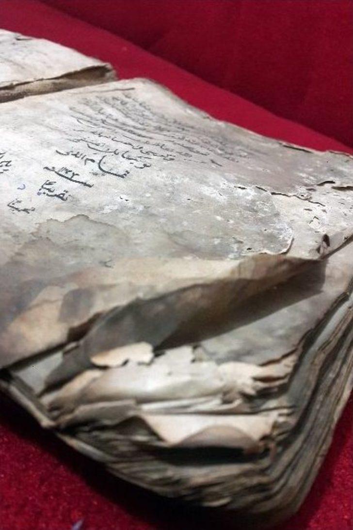370 Yıllık El Yazması Kitabı Müze’ye Hediye Etti G5
